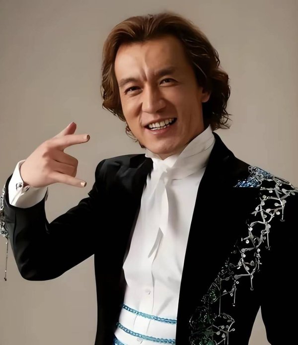 正规实盘配资 央视著名主持人客死异国他乡，安葬地点引发巨大争议，6年后妻子首次公开回应