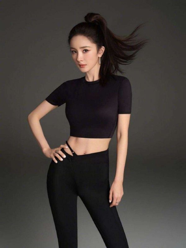 股票配资实盘平台 杨幂穿运动bra秀马甲线刷屏！出道至今从不发胖，自律生活太惊人